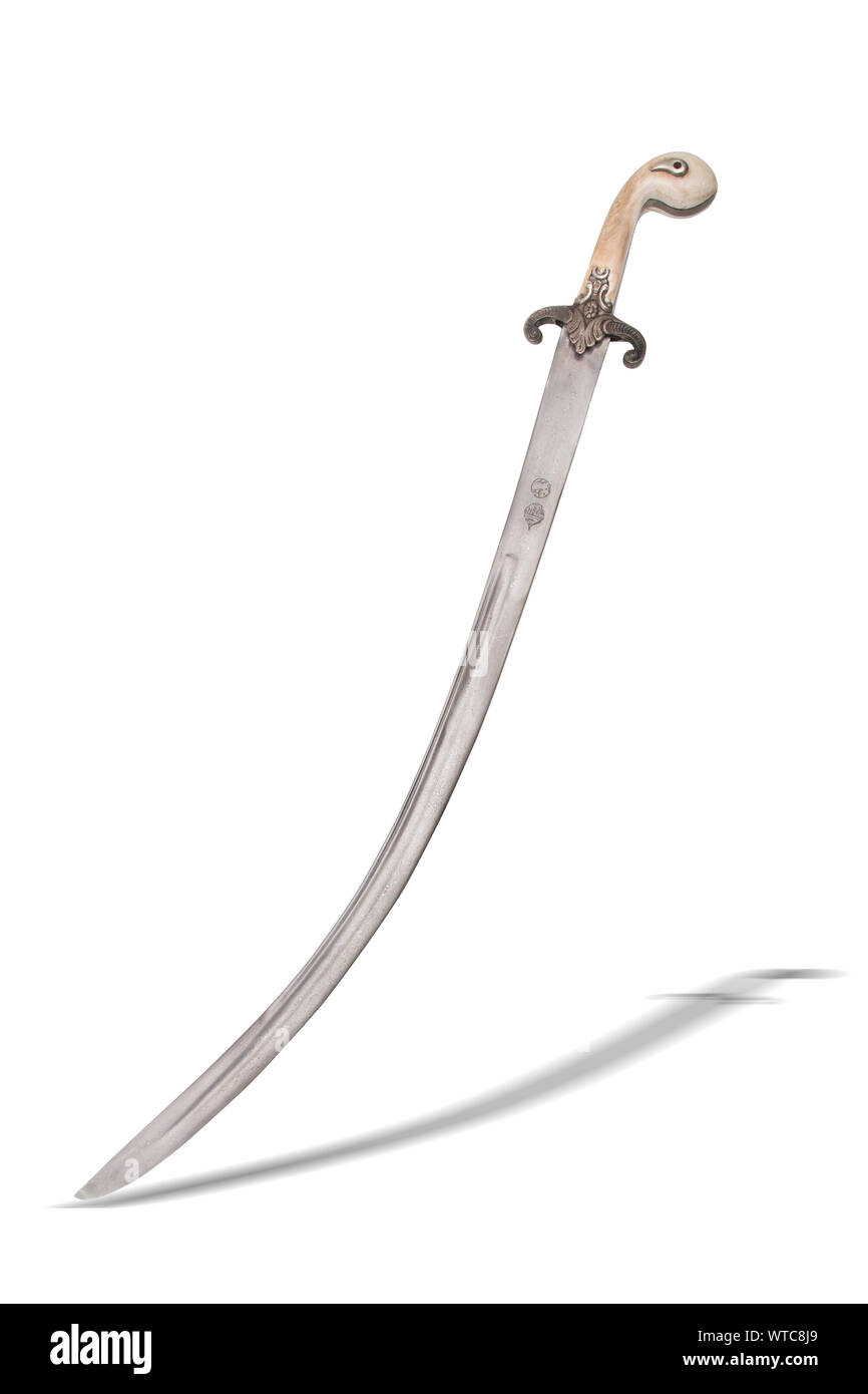 Gran Turco (Imperio Otomano) shamshir espada con hoja de acero Damasco decorado con orla dorada. Agarre la bocina, vaina de madera en plata monta dec Foto de stock