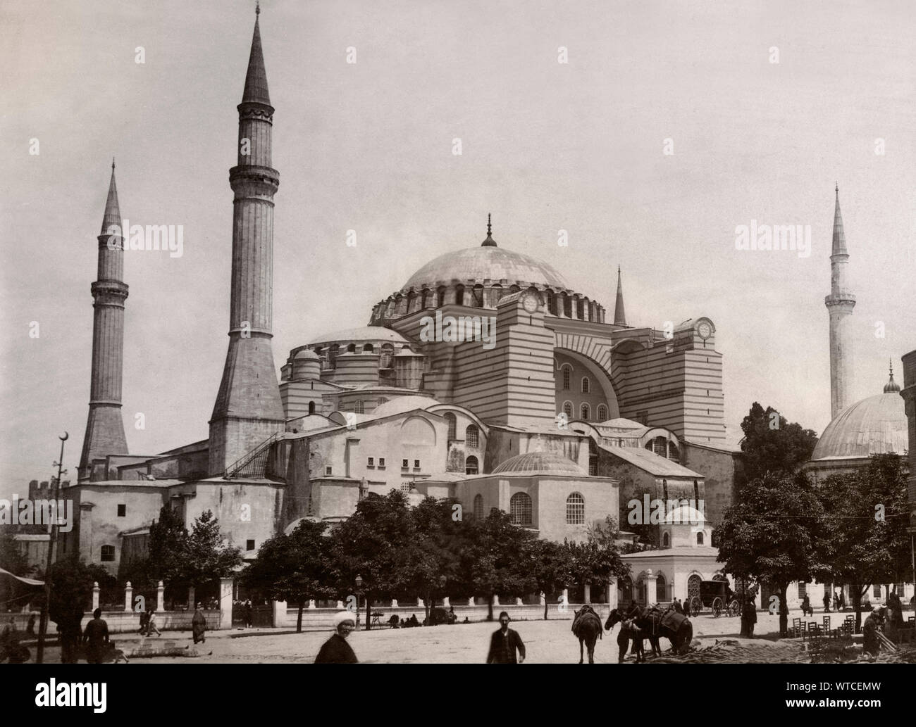 Vista exterior de la Ayasofya Camii (mezquita), Turquía (Imperio Otomano). Estambul, a finales del siglo XIX. Foto de stock