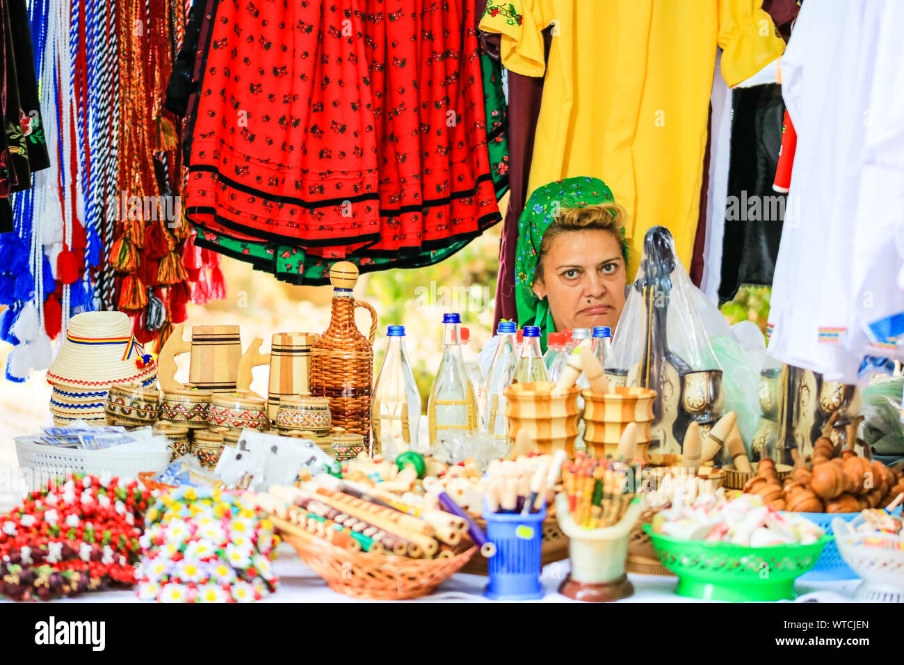 Mujer vistiendo ropa tradicional rumana y venta de souvenirs artesanales en  un festival de comida en Bucarest, Rumania - 2019 Fotografía de stock -  Alamy