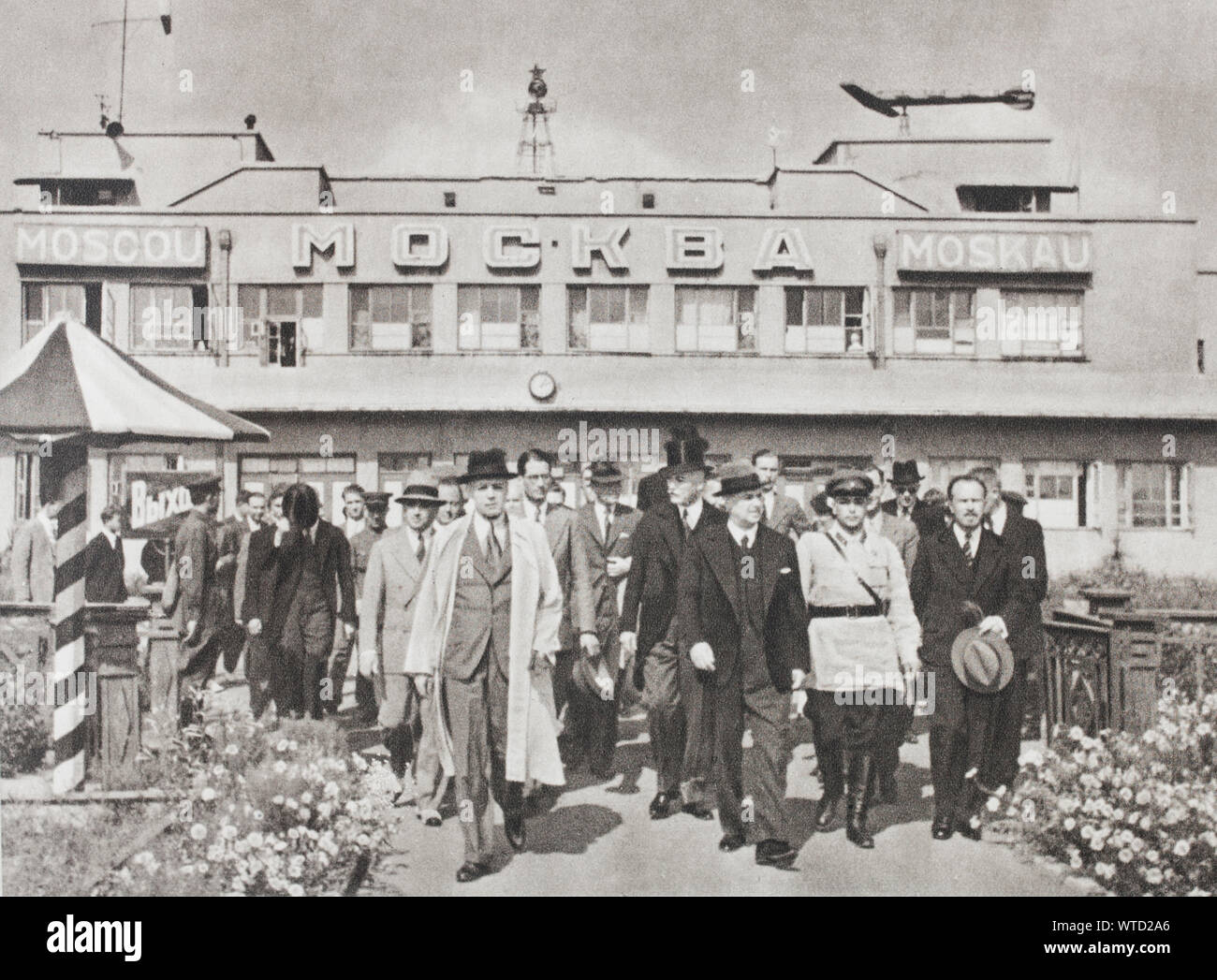 Pacto Molotov-Ribbentrop. De agosto de 1939. La delegación, encabezada por el alemán Joachim von Ribbentrop, llegaron al aeropuerto de Moscú. Foto de stock
