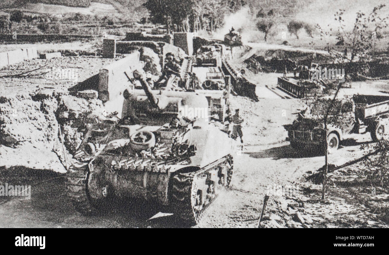 La guerra en Italia: el empuje hacia la Lombardía. Los tanques canadienses cruzar un puente Bailey a través de la criba. Foto de stock