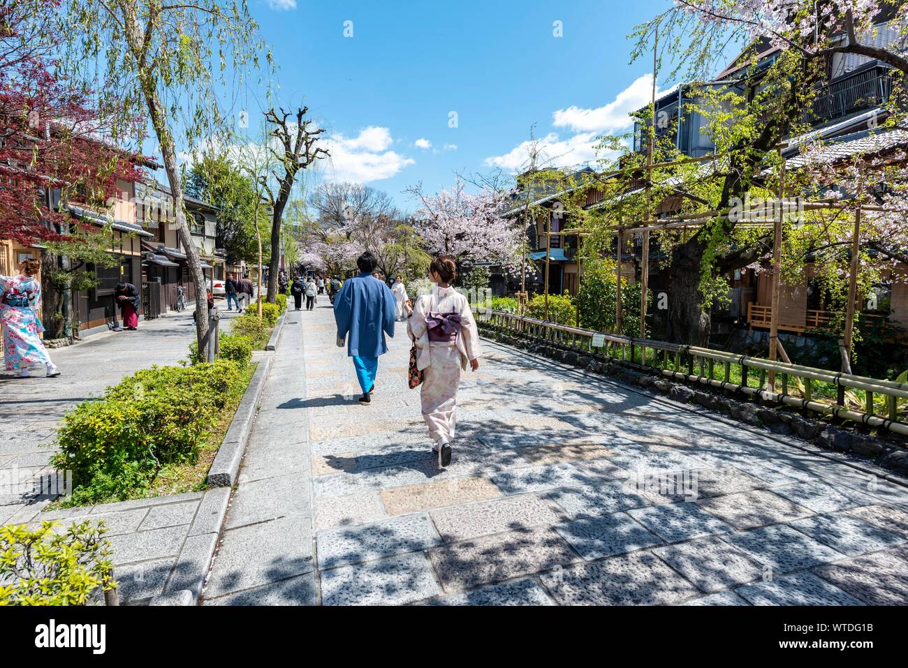Japonés con Kimono camina a través de la vieja ciudad, Gion Shirakawa, Kyoto, Japón Foto de stock