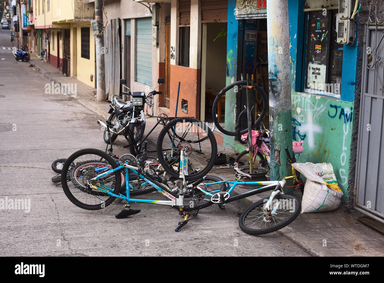 BANOS, ECUADOR, 1 de agosto de 2014: Bicicletas en frente de una tienda de  reparación de bicicletas en la calle Juan León Mera el 1 de agosto de 2014  en Baños, Ecuador