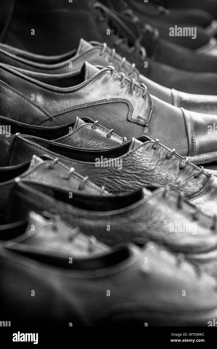 Los hombres zapatos de cuero de lujo fila en una tienda en blanco y negro Foto de stock