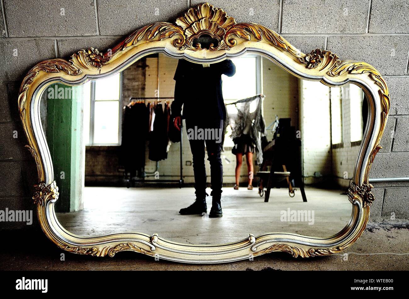 Modelos de moda que refleja en espejo Fotografía de stock - Alamy