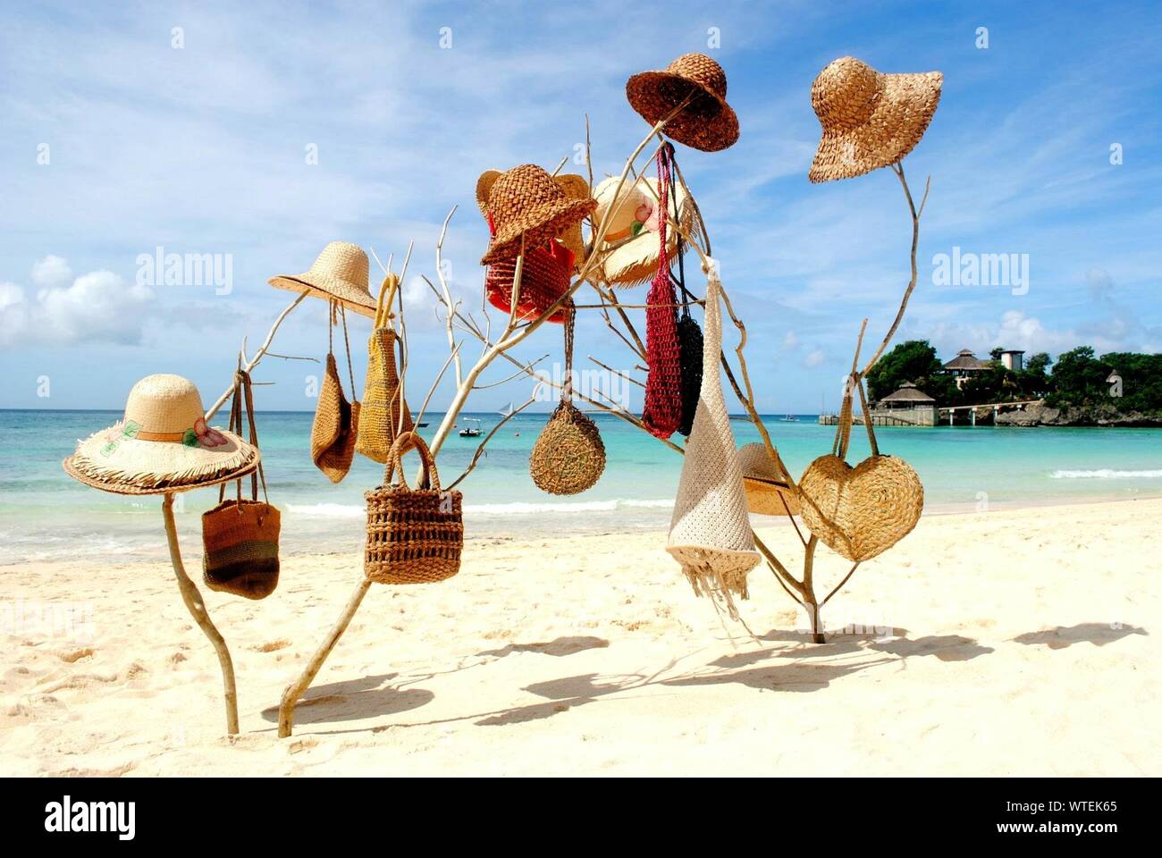 Sun sombreros y bolsos para la venta en la playa Fotografía de stock - Alamy