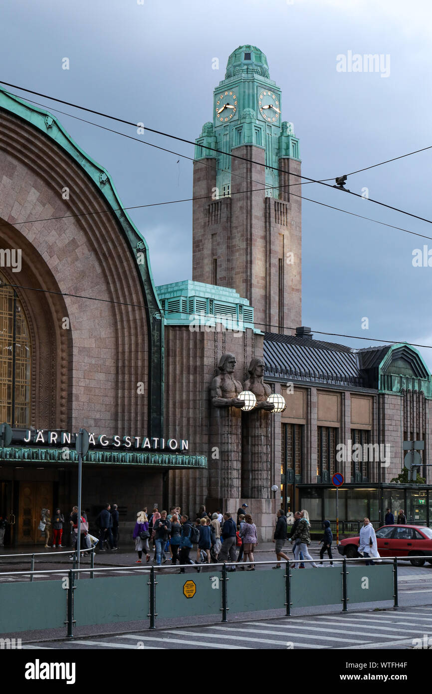 Torre del reloj de la estación central de ferrocarril con nubes oscuras en el fondo en Helsinki, Finlandia Foto de stock
