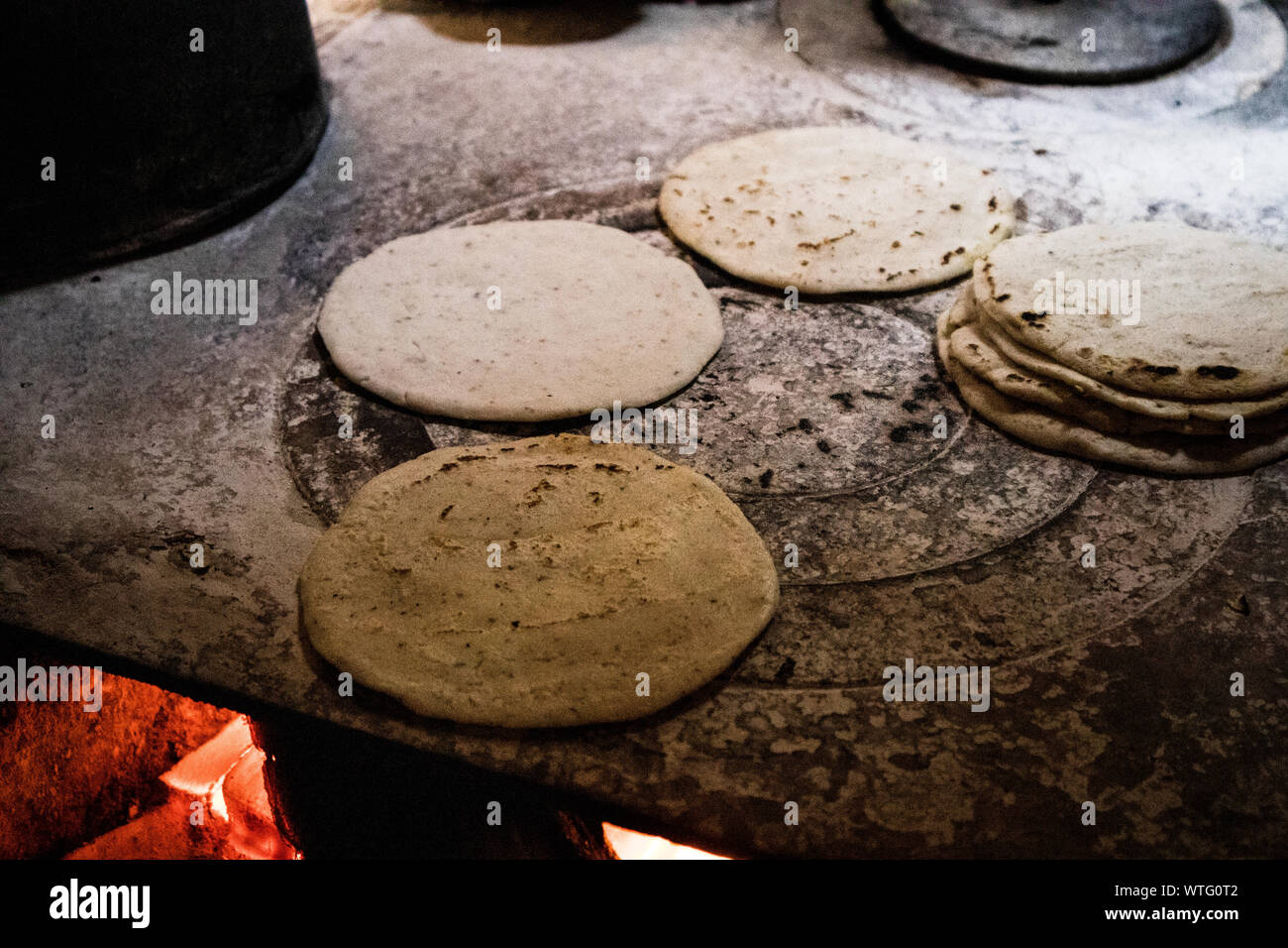 Hacer tortillas hechas a mano fotografías e imágenes de alta resolución
