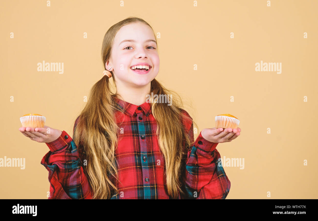 El postre perfecto de nuestra panadería. Happy cute little girl