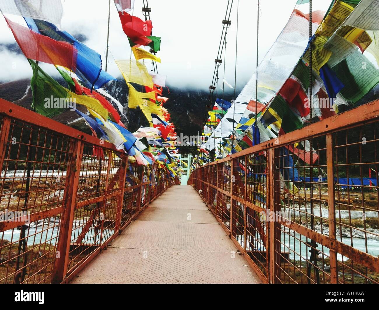 Bunting banderas colgando a lo largo de angostas Pasarela En Valle de Yumthang Foto de stock