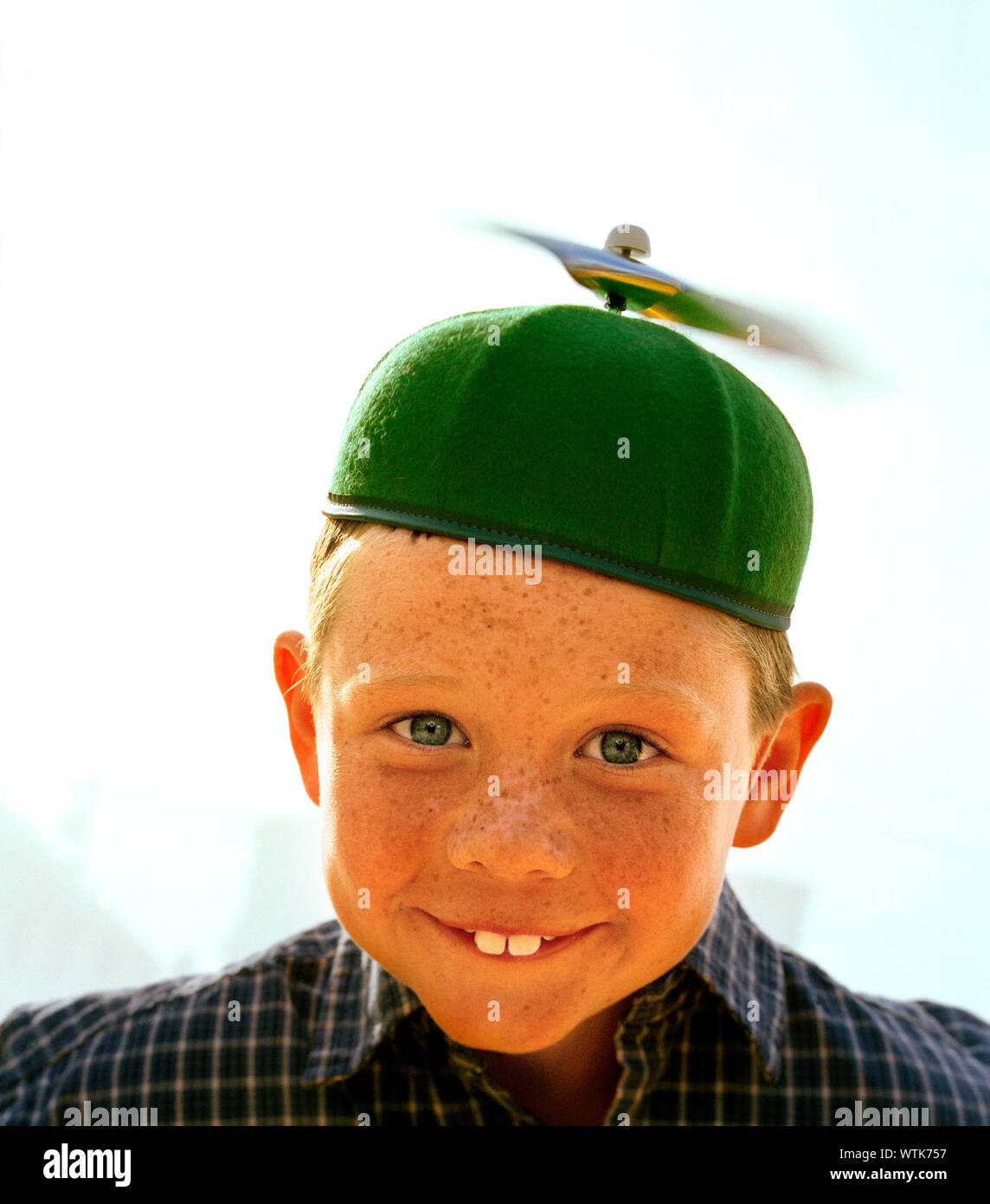 Niño usando sombrero con ventilador stock -