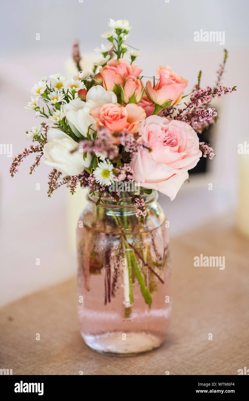 Mason jar de rosas, decoración de mesas para boda Fotografía de stock -  Alamy