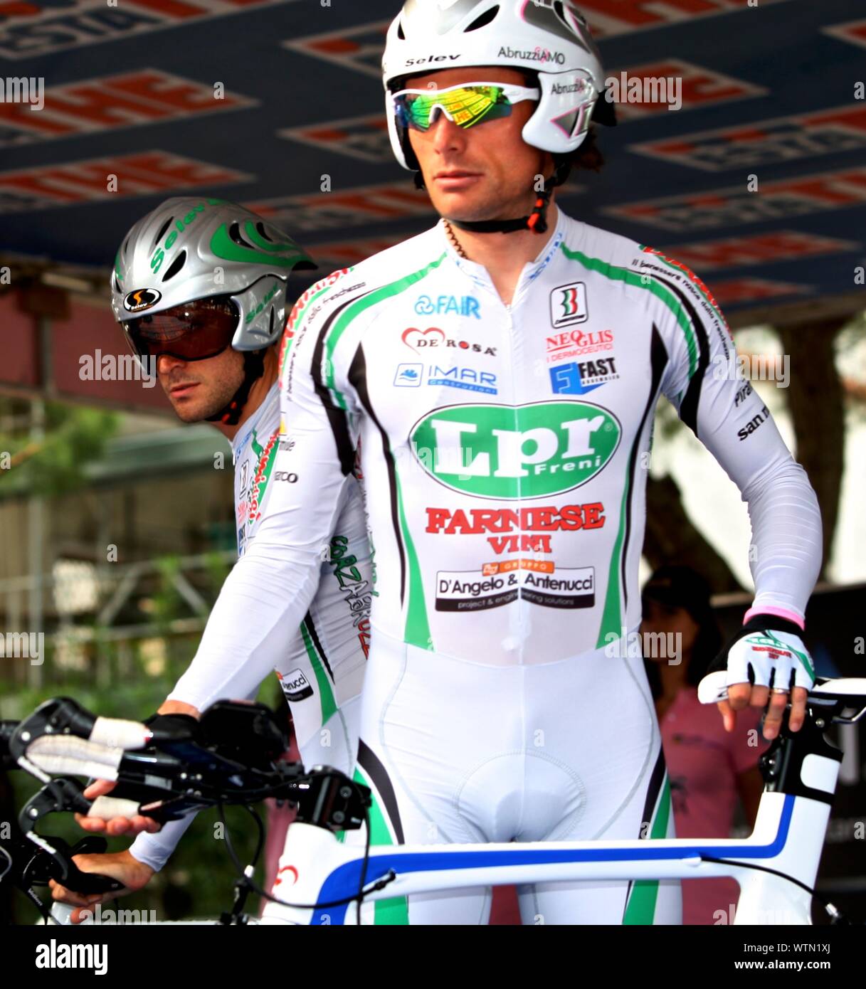 Danilo Di Luca se prepara para el equipo de contrarreloj en el Giro di  Italia Fotografía de stock - Alamy
