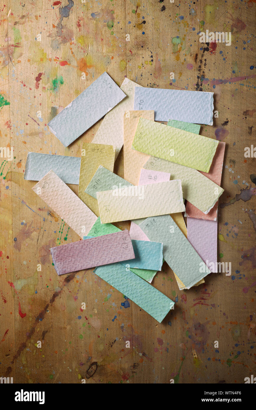 Acuarela tarjetas de prueba en una tabla. Foto de stock