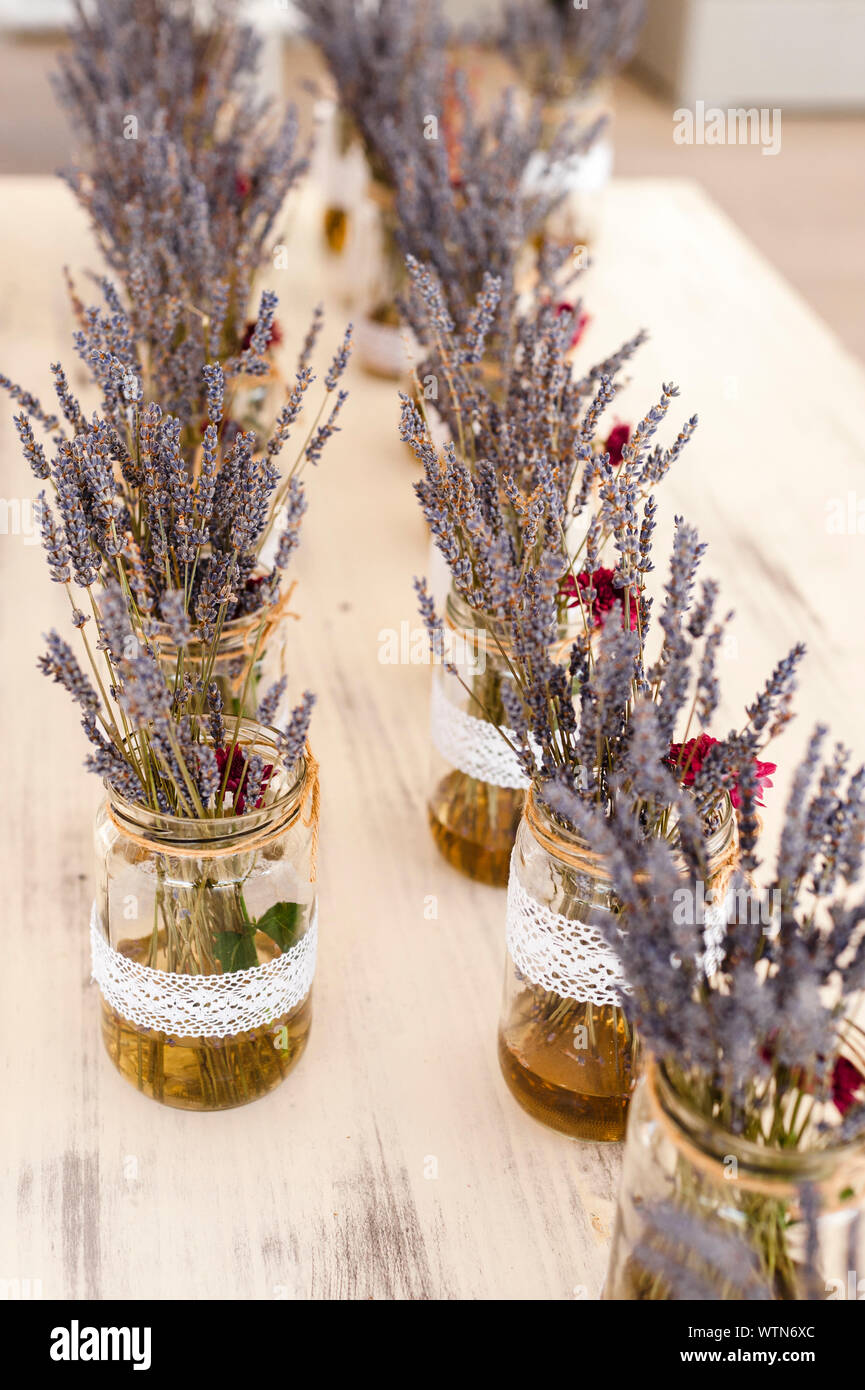 Mesa decorada con plantas aromática lavanda listo para una boda Fotografía  de stock - Alamy