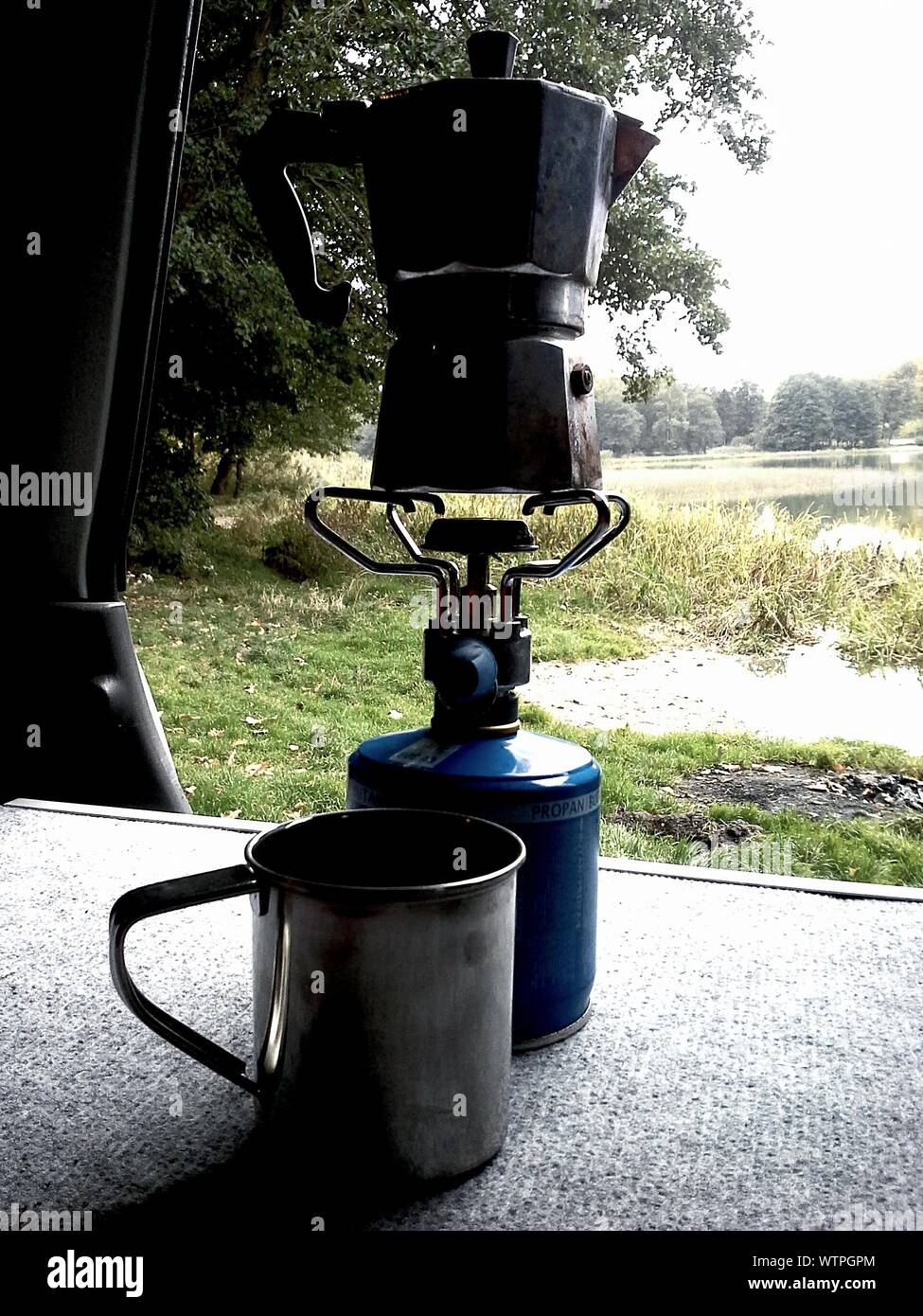 Cafetera en estufa por campo Fotografía de stock - Alamy