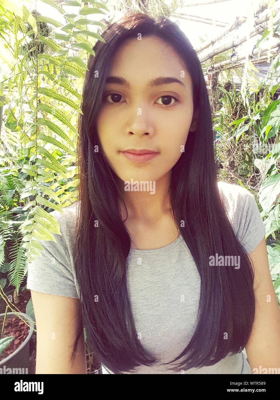 Retrato de mujer joven con largo cabello negro Fotografía de stock - Alamy