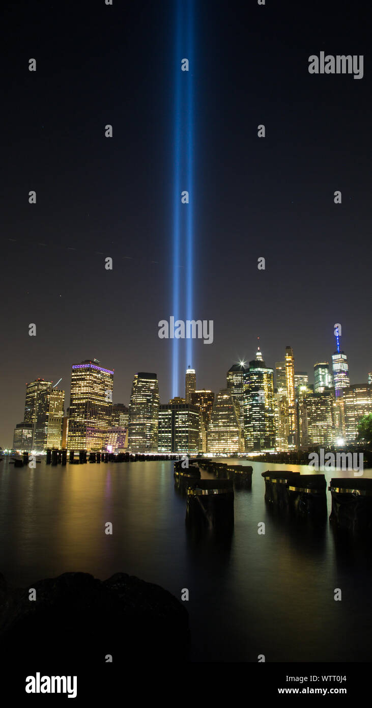 Nueva York 11/09 homenaje a las luces devuelve a las torres gemelas del  World Trade Center para marcar el 18º aniversario de los atentados del 11  de septiembre Fotografía de stock - Alamy