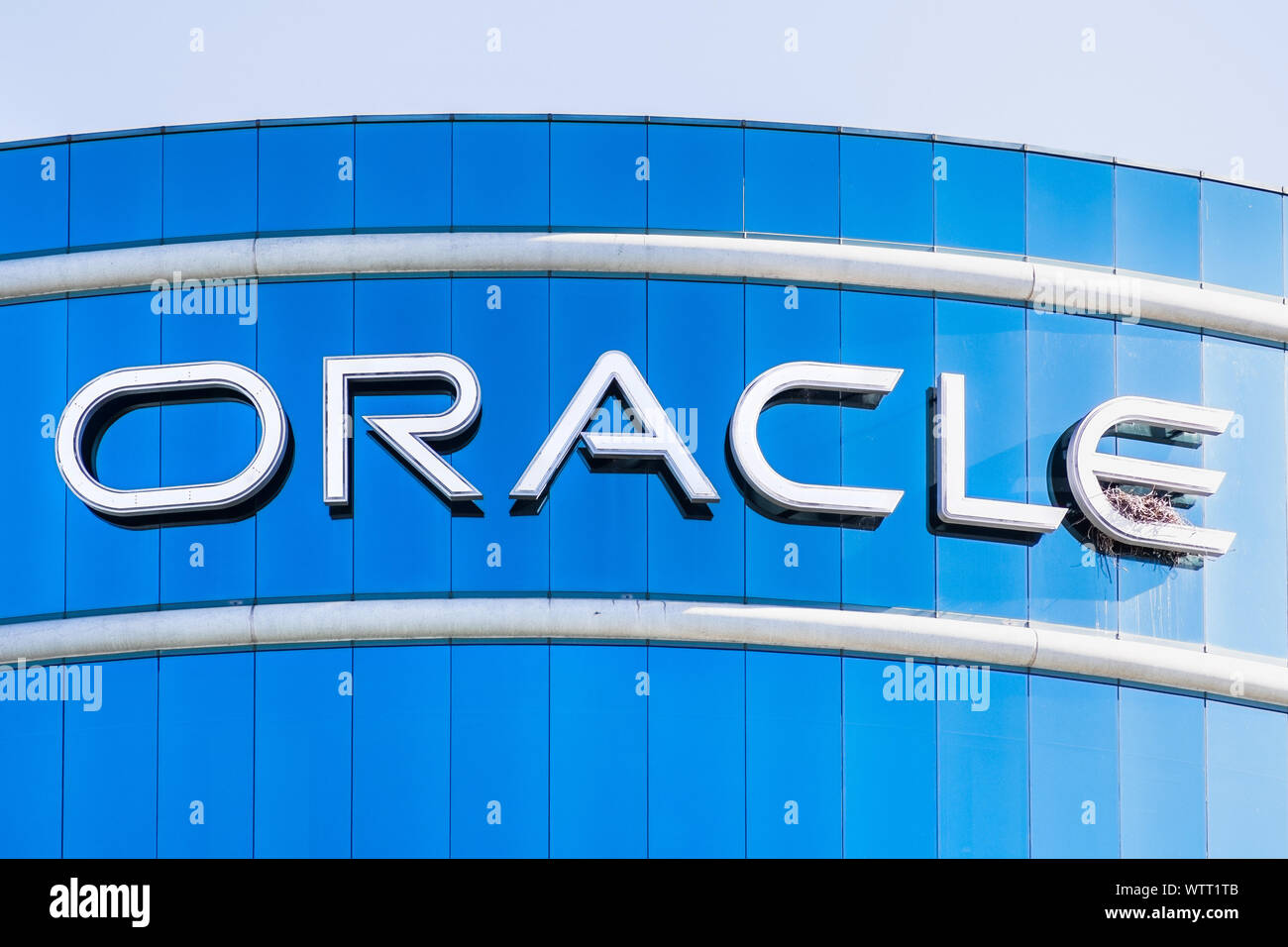 Agosto 1, 2019 Redwood City / CA / USA Oracle logo en su sede en
