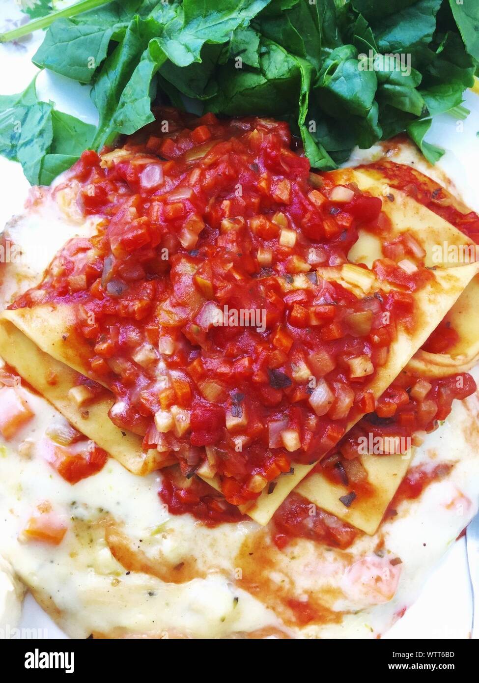 Close-up de pasta con queso salsa roja Foto de stock