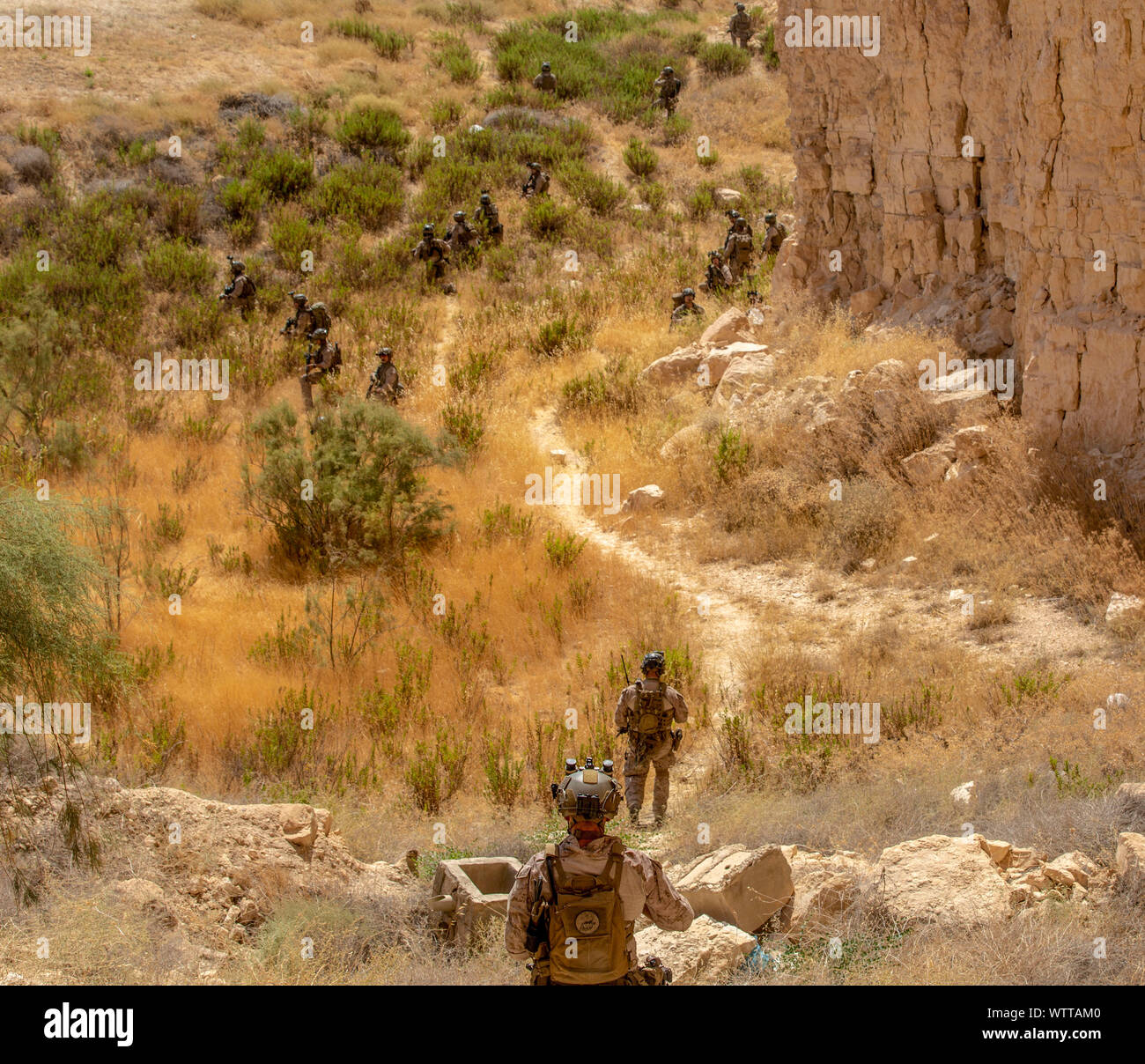 190827-M-QR JORDANIA315-1053 (Ago. 27, 2019) Marines y marineros con el Raid Marítima fuerza, 11ª Unidad Expedicionaria de los Infantes de Marina (MEU), avanzar hacia un objetivo durante un rango de fuego vivo al Rey Abdullah II, Centro de Entrenamiento para Operaciones Especiales. Deseoso de Lion, el Comando Central de Estados Unidos, la mayor y más compleja, es una oportunidad para integrar las fuerzas en un ambiente multilateral, operar en terreno realista y fortalecer militares relaciones. (Ee.Uu. Foto del Cuerpo de Infantería de Marina por el sargento. Mateo Teutsch) Foto de stock