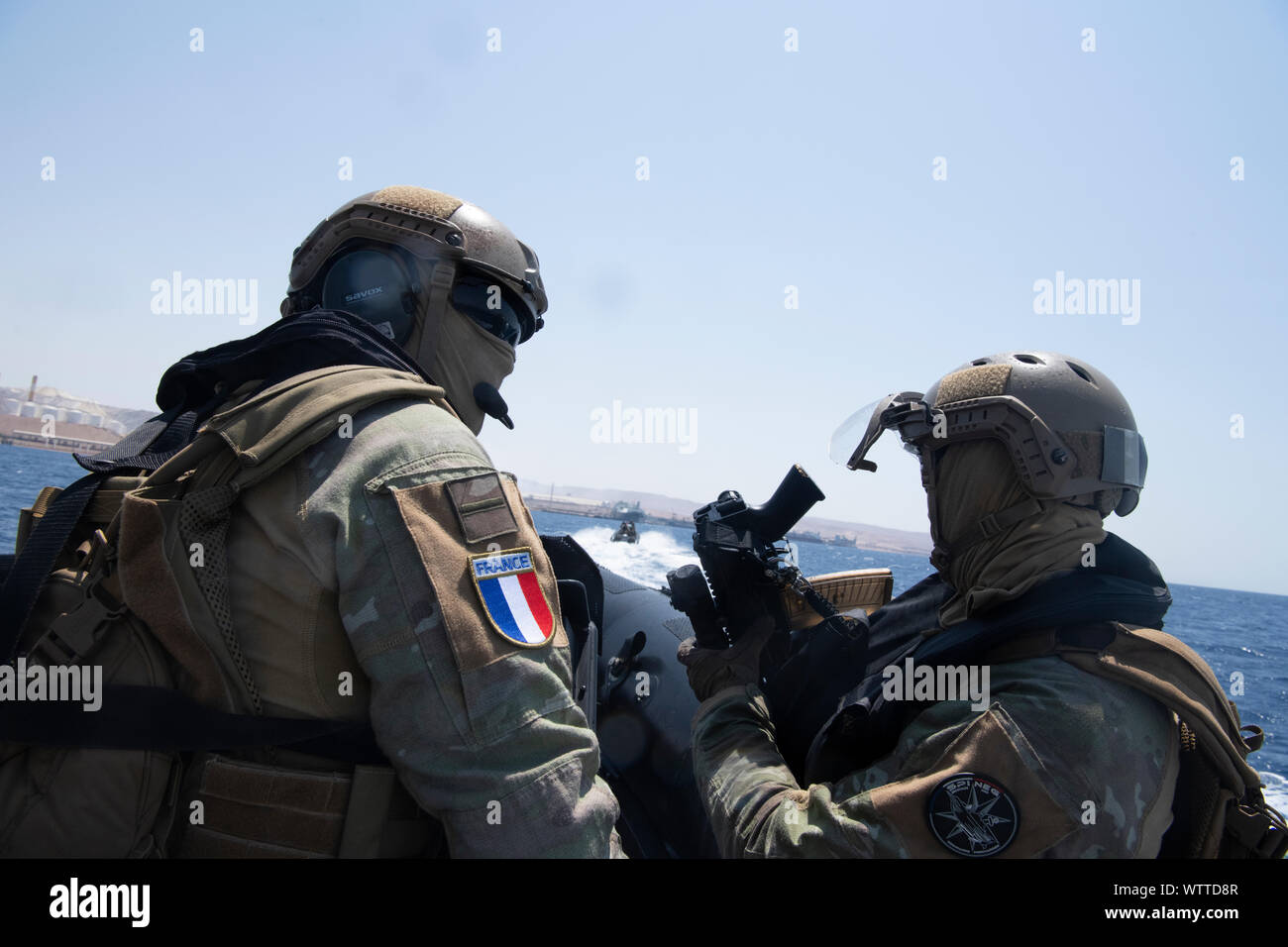 Las tropas francesas que maquillaje parte de una multinacional de la Fuerza  de Tarea Conjunta de Operaciones Especiales su piloto zodiac a la orilla  tras ejecutar una visita, junta, búsqueda e incautación