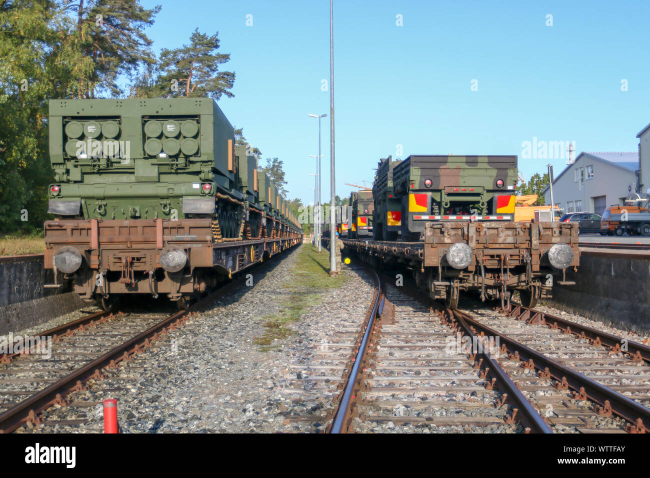 Varios vehículos del ejército de EE.UU. llegan en tren a la estación ferroviaria Grafenwoehr Septiembre 11, 2019. Los vehículos están siendo enviados a la 41ª Brigada de Artillería de Campo de entrenamiento del ejército, el 7º Comando. (Ee.Uu. Foto por sargento del ejército. Christopher Stewart) Foto de stock