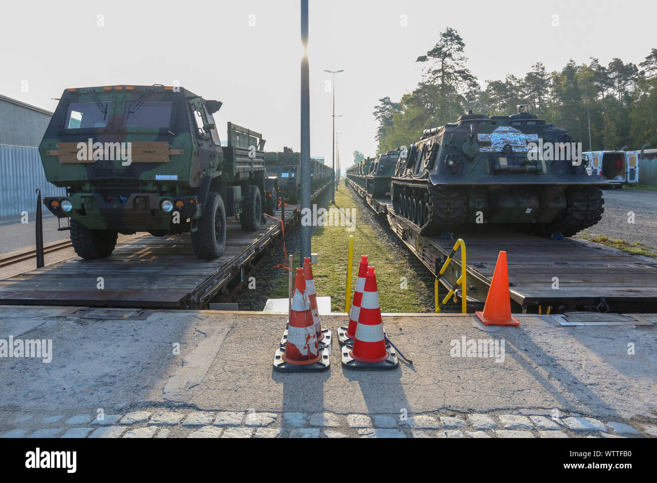 Varios vehículos del ejército de EE.UU. llegan en tren a la estación ferroviaria Grafenwoehr Septiembre 11, 2019. Los vehículos están siendo enviados a la 41ª Brigada de Artillería de Campo de entrenamiento del ejército, el 7º Comando. (Ee.Uu. Foto por sargento del ejército. Christopher Stewart) Foto de stock