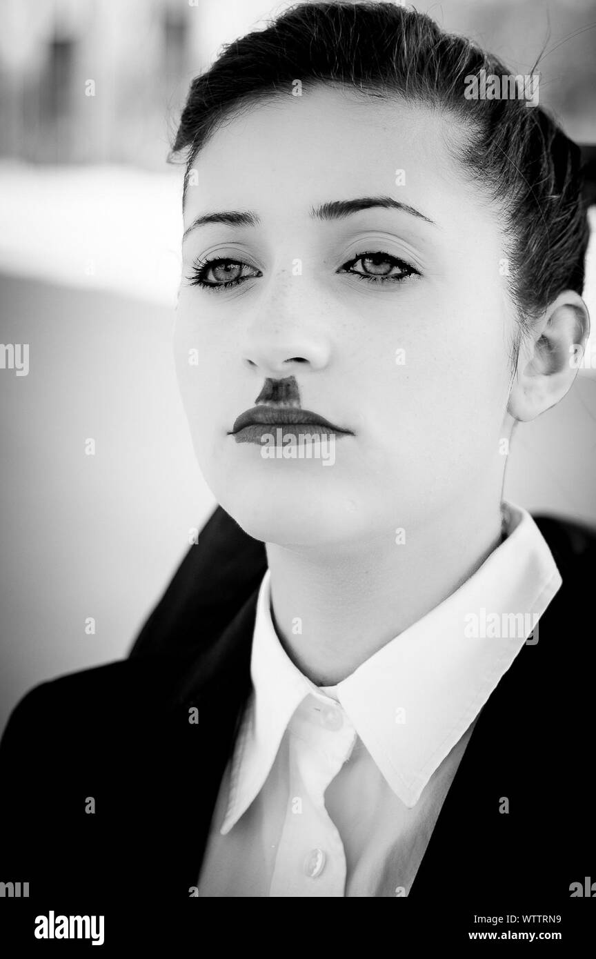 vestida con traje Charlie Chaplin Fotografía - Alamy