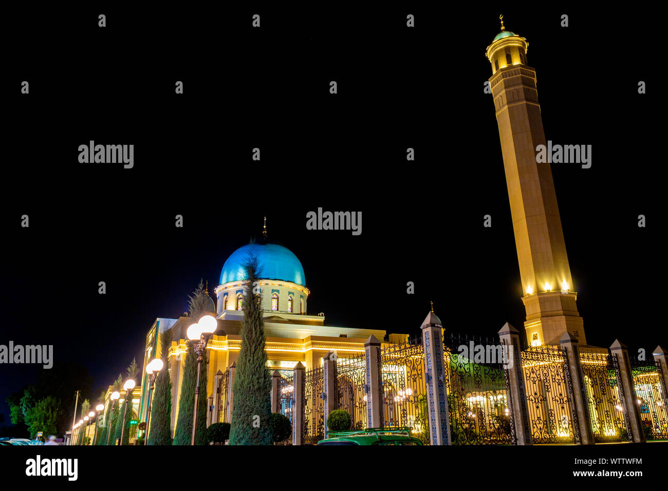 Hermosa Mezquita Islámica (templo) en la noche Foto de stock