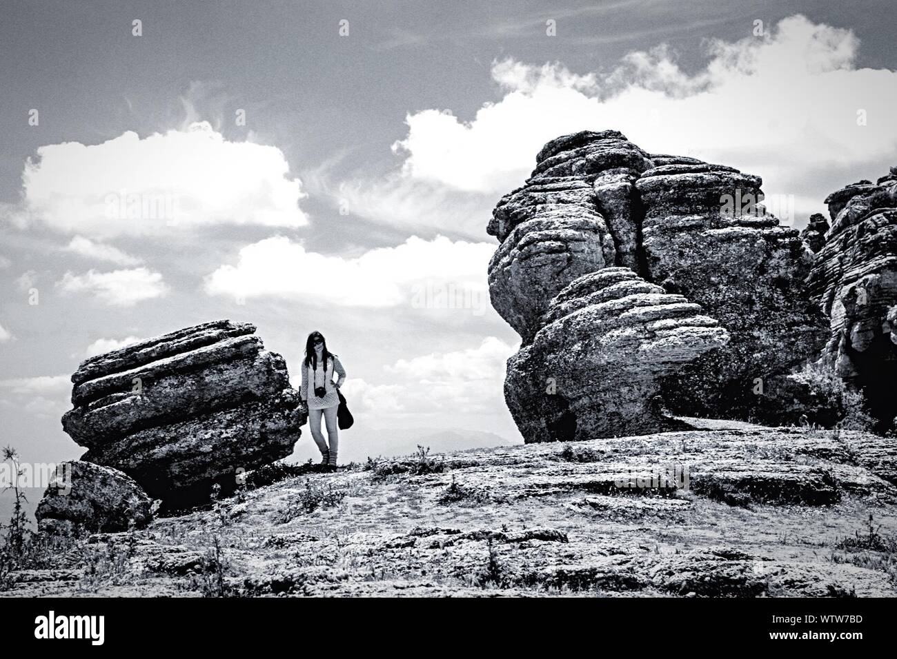 Mujer de pie por las rocas en El Torcal de Antequera Foto de stock