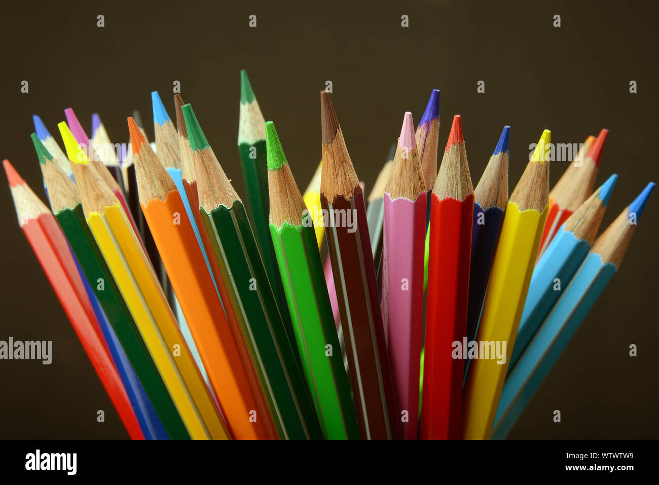 Lápices de colores para artistas y estudiantes, material de arte Fotografía  de stock - Alamy