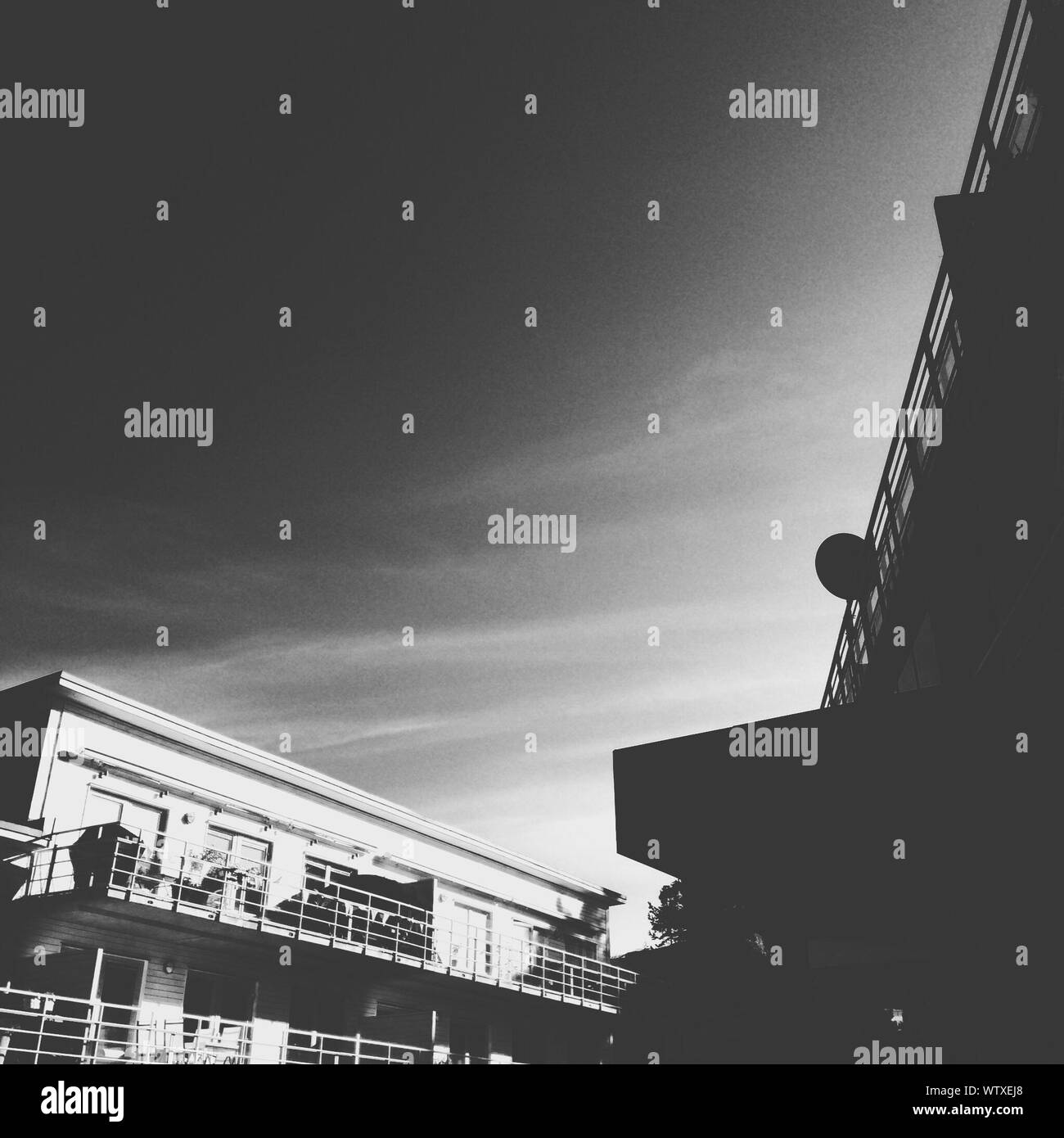 Cielo y edificios fotografías e imágenes