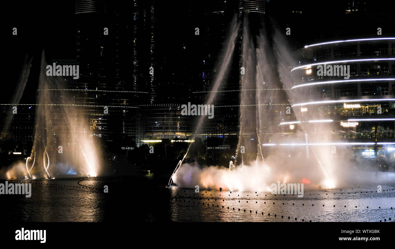 Dubai, Emiratos Árabes Unidos - Noviembre 11, 2018: La fuente espectacular show en el Dubai Mall Foto de stock