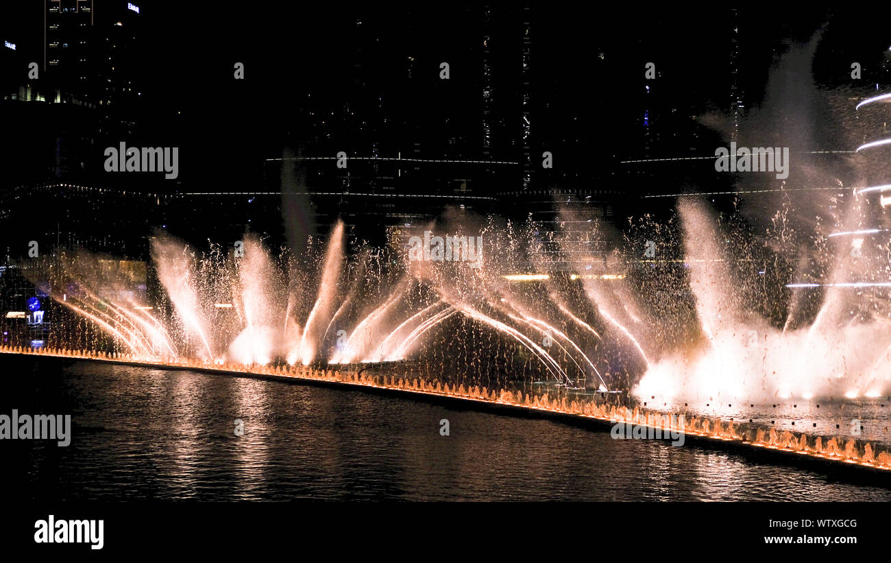 Dubai, Emiratos Árabes Unidos - Noviembre 11, 2018: La fuente espectacular show en el Dubai Mall. Foto de stock