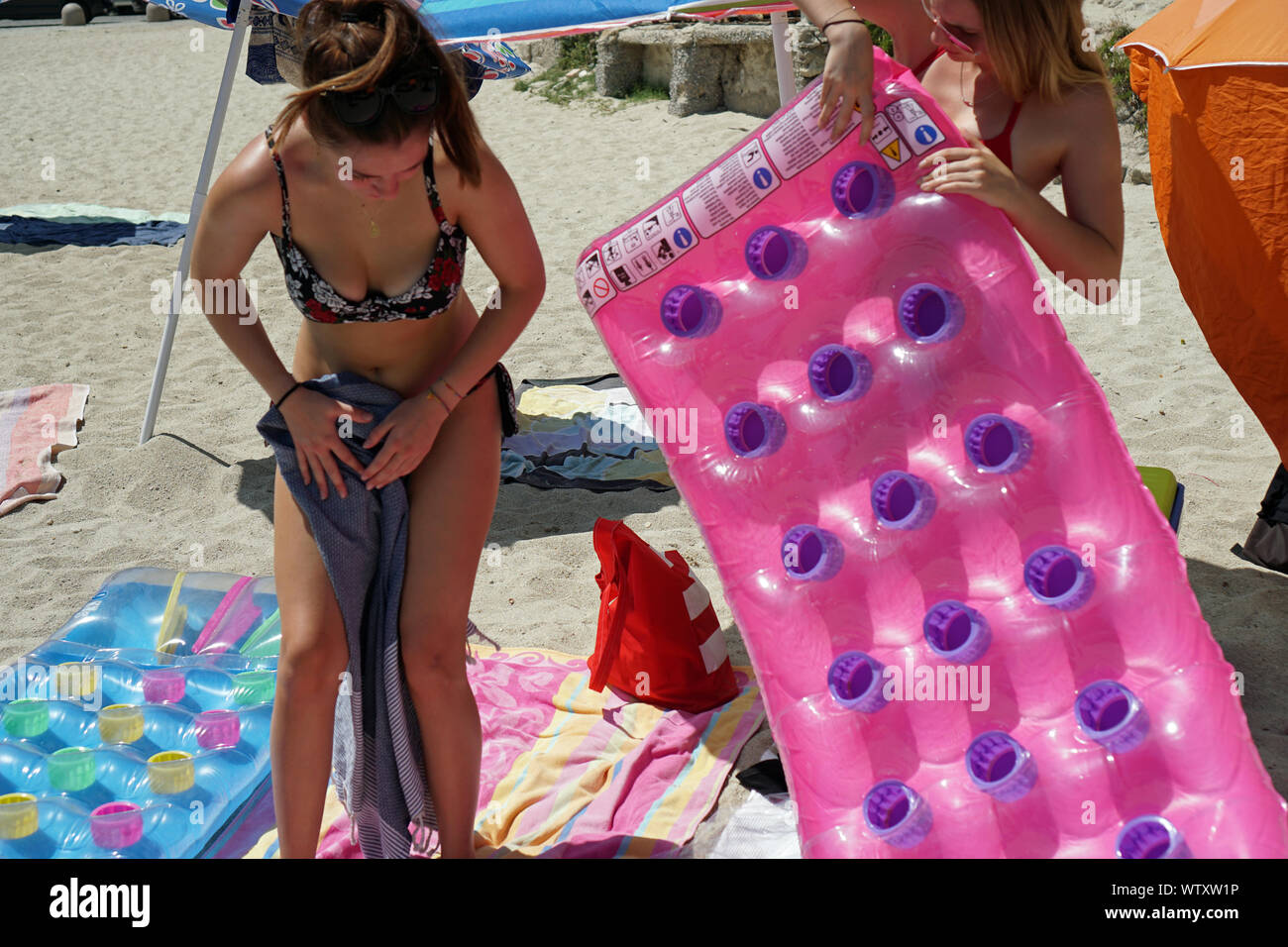 Dos chicas adolescentes en bikini en la playa de Tropea, Calabria, agosto de 2019 de stock - Alamy