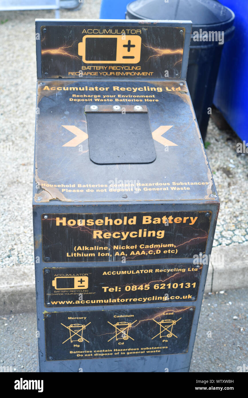 Depósito para contenedores de reciclaje utiliza las pilas de uso doméstico en el Consejo reino unido sitio de reciclaje Foto de stock