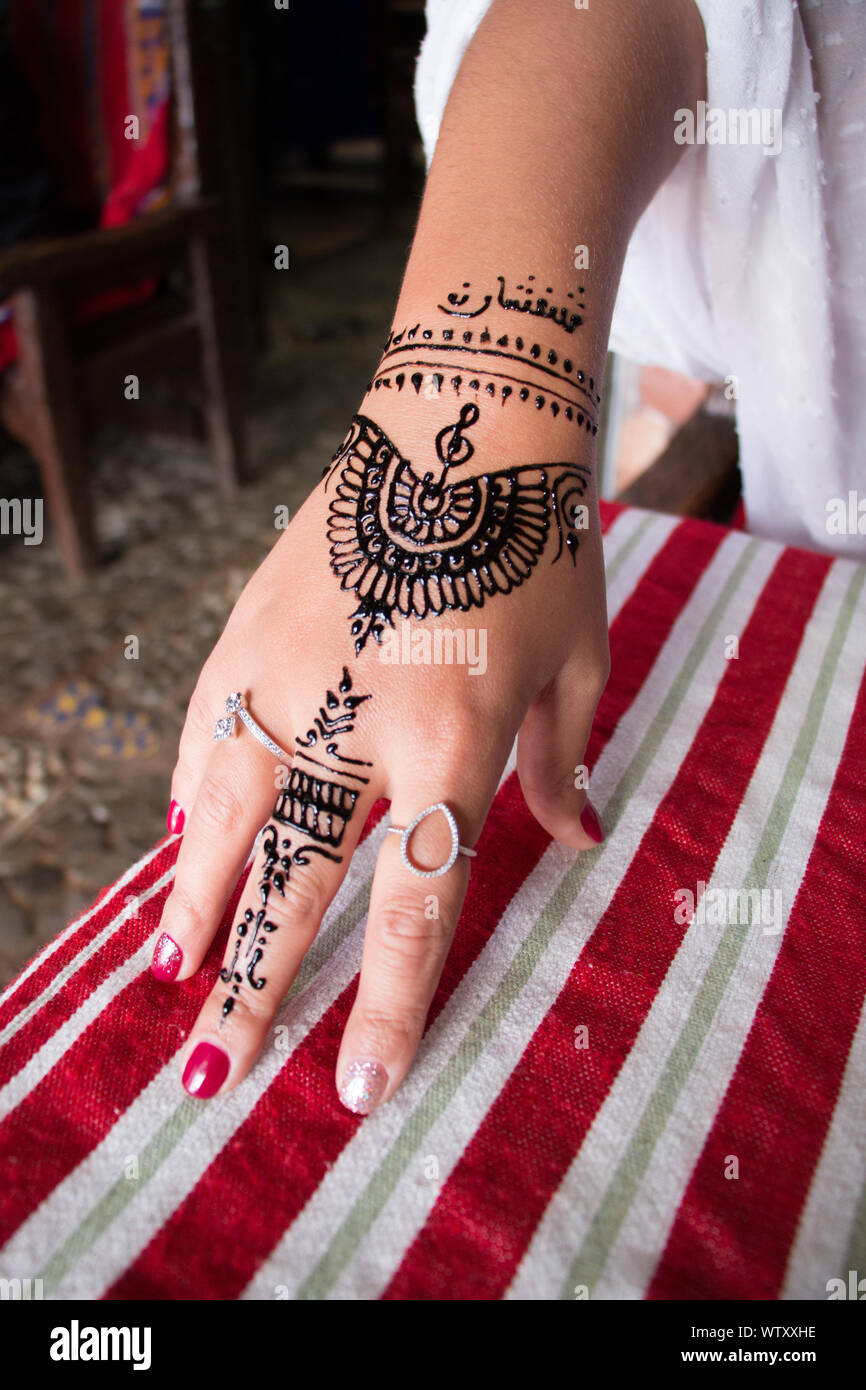 Una vista de cerca de un tatuaje de henna en la mano de una mujer. Mehndi  es una forma de arte corporal Fotografía de stock - Alamy