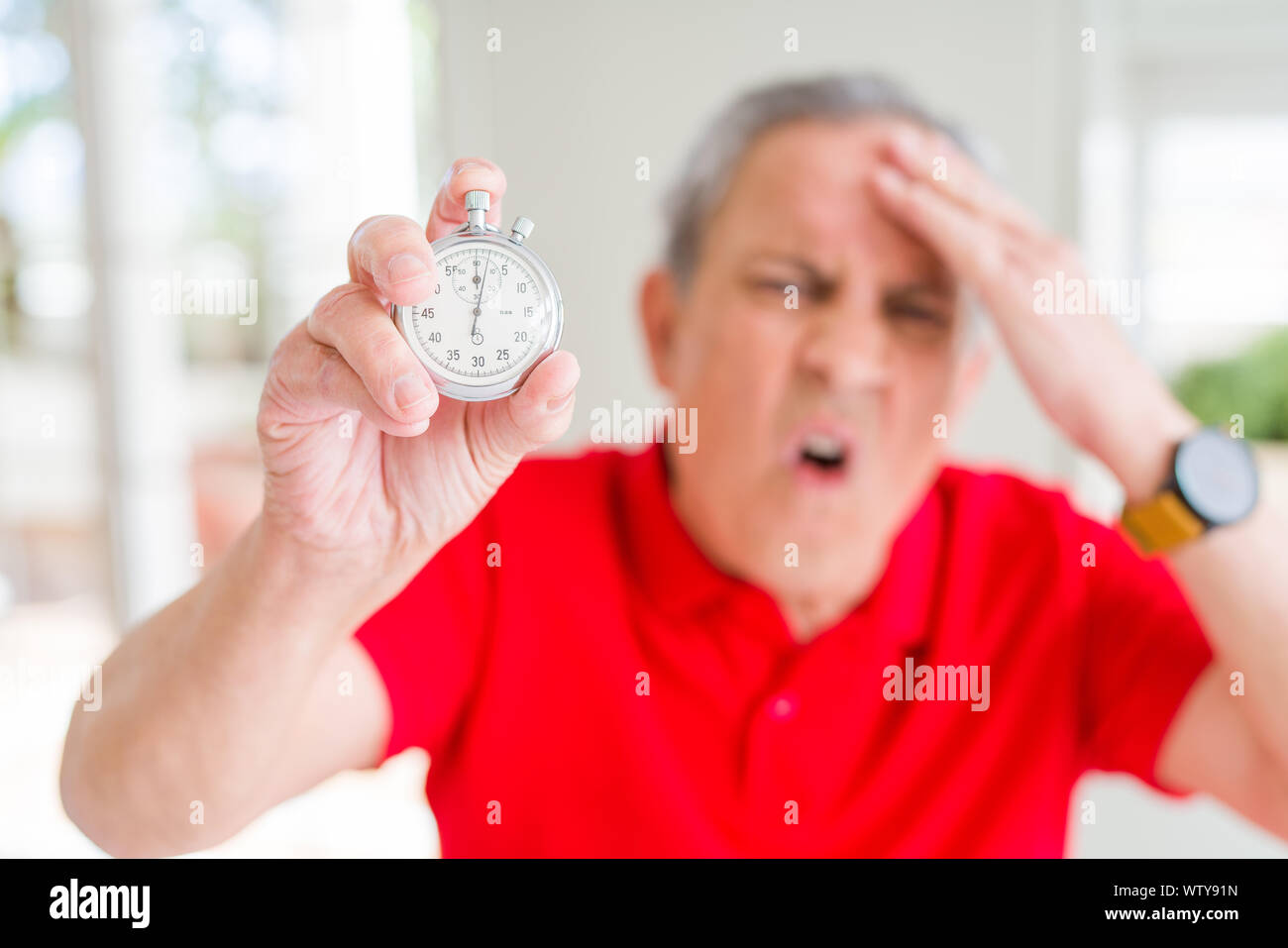 Apuesto Hombre Sujetando Stopwach Senior Mostrando Countdown Destacó Con Las Manos En La Cabeza 