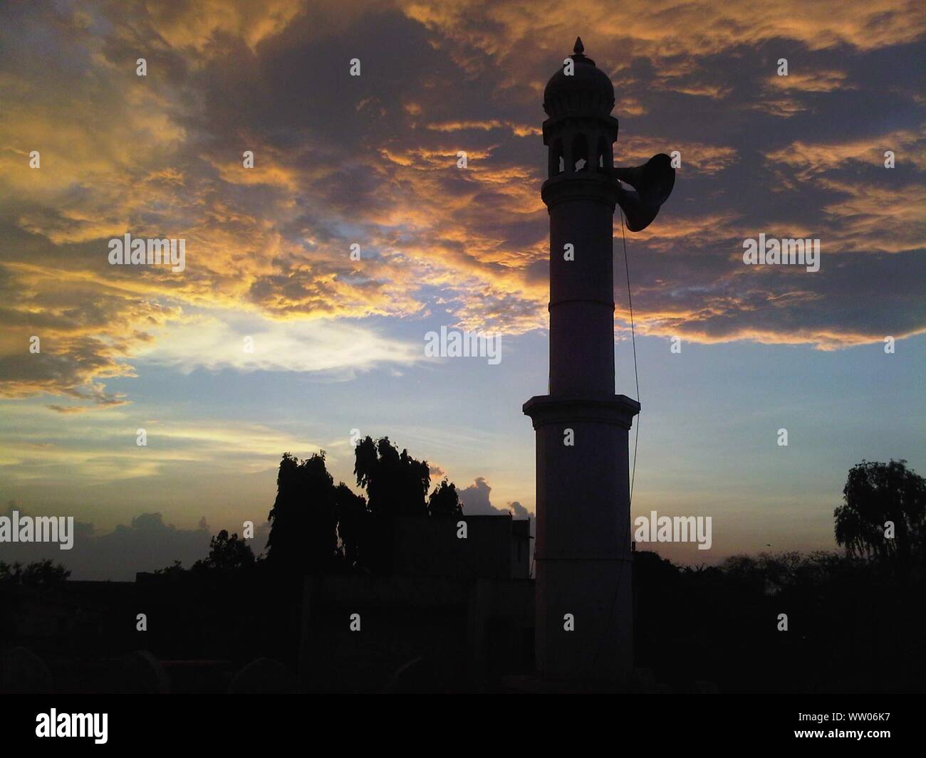 Ángulo de visión baja de los altavoces de torre Foto de stock