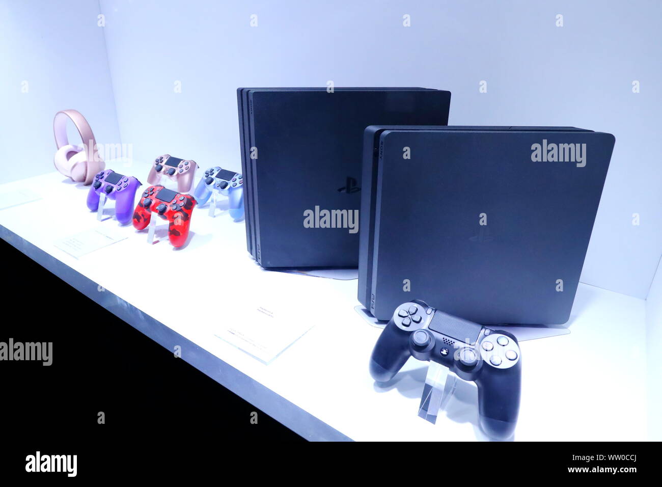 Playstation 4 pro fotografías e imágenes de alta resolución - Alamy