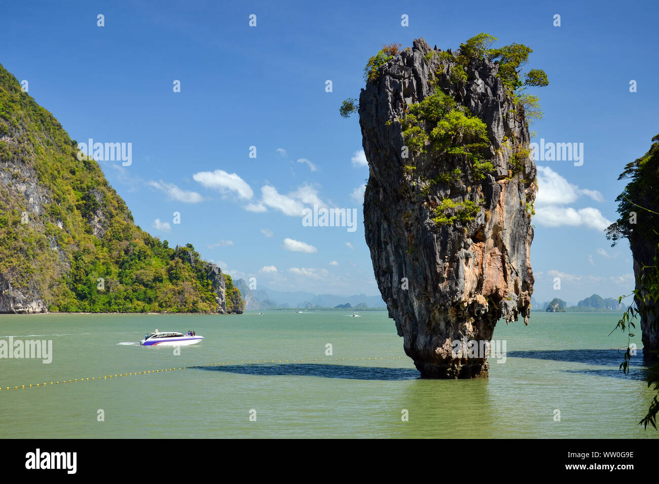 Roca caliza natural impresionante apodado 'isla de James Bond' ('Ko Ta pu' en Thai) ubicado en la Bahía Phang Nga, Tailandia. Foto de stock