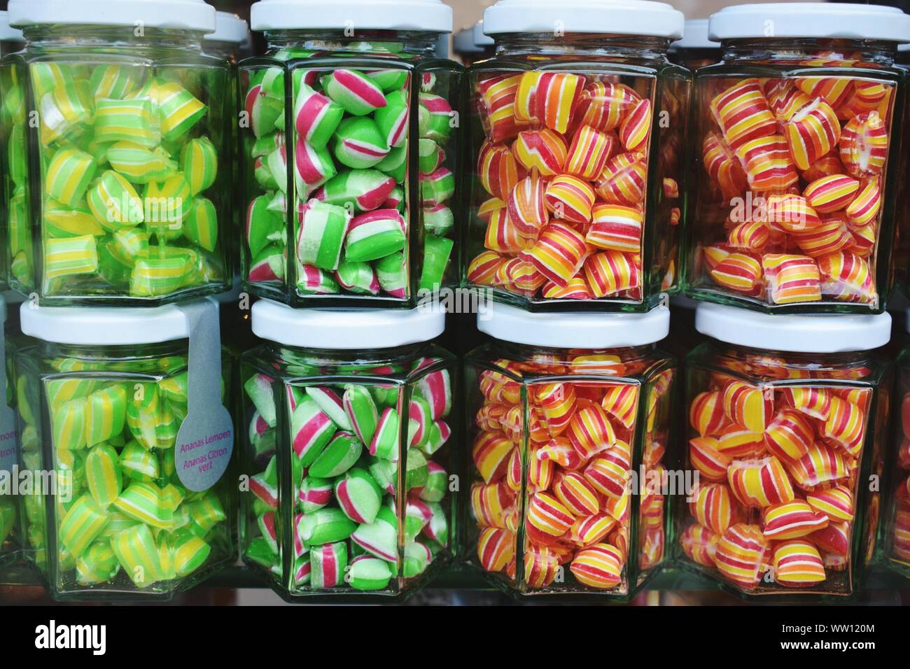 Close-up de caramelos de colores en frascos de vidrio para la venta  Fotografía de stock - Alamy