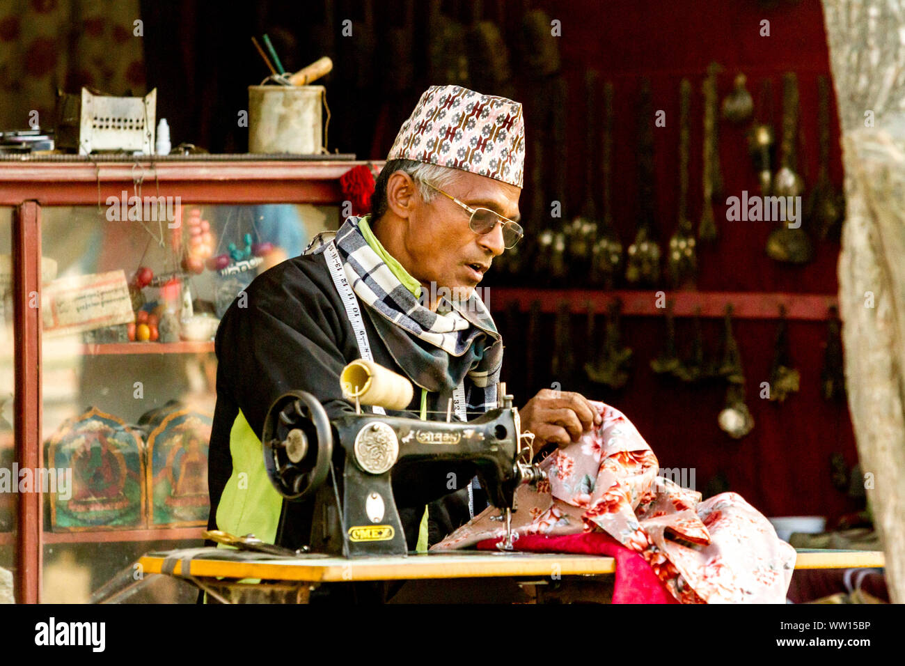 Katmandú, Nepal - Noviembre 5, 2015: Adulto sastre cose nepalí en la calle. A menudo para ver las personas que trabajan en la calle, como en Nepal. Foto de stock