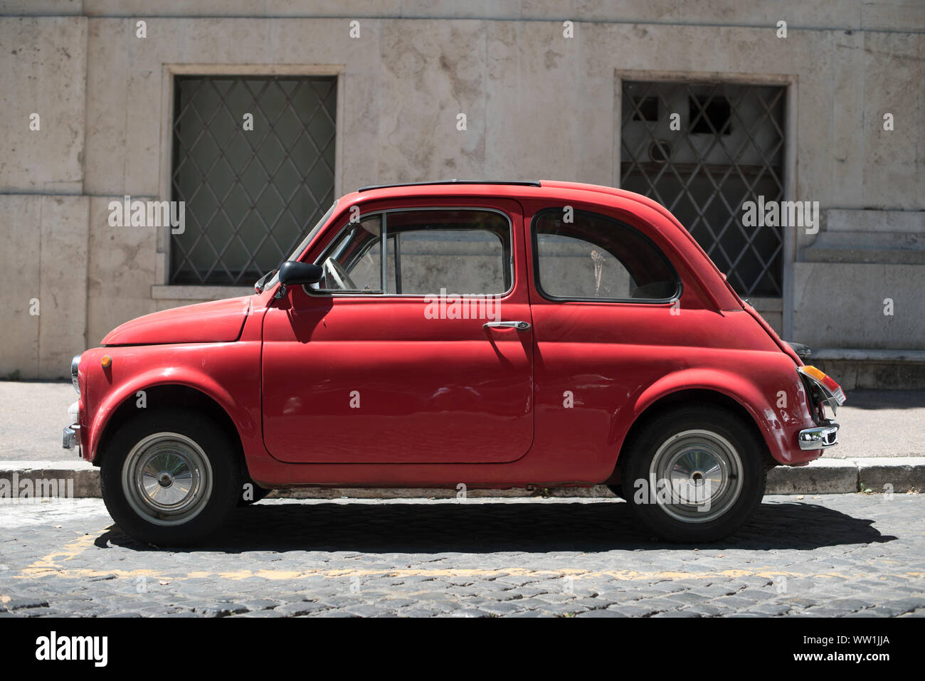 Roma, Italia - Julio 7, 2018: un rojo de dos puertas de coches Fiat  antiguos se asienta en el sol en una calle de piedra en Roma Fotografía de  stock - Alamy