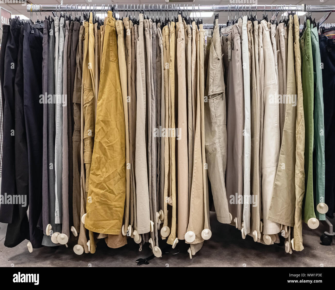 Plausible domingo Actual La ropa de segunda mano en el mercado. Los pantalones en la tienda de ropa  usada Fotografía de stock - Alamy