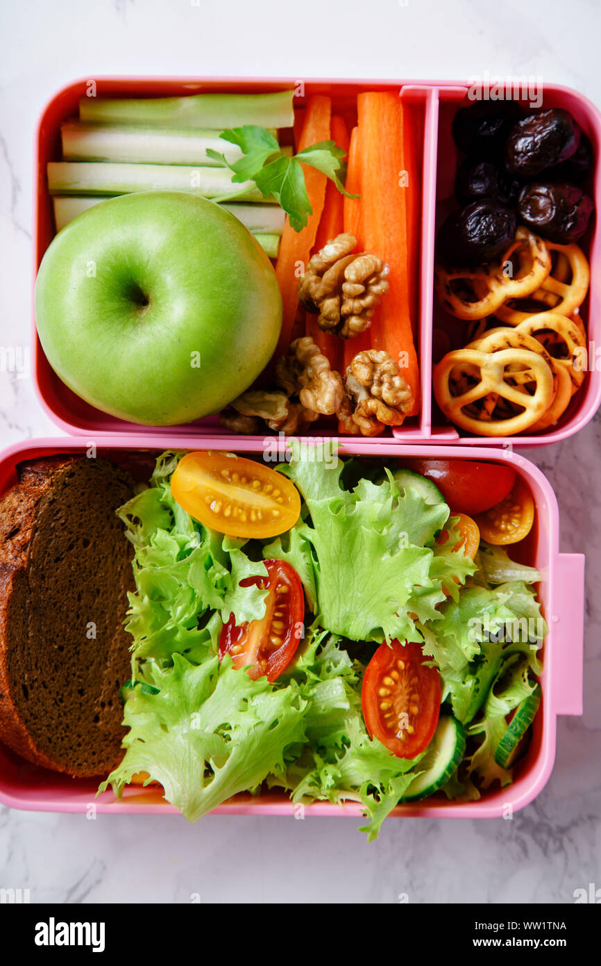 Box Lunch con ensalada y comida saludable para el trabajo y la escuela  Fotografía de stock - Alamy