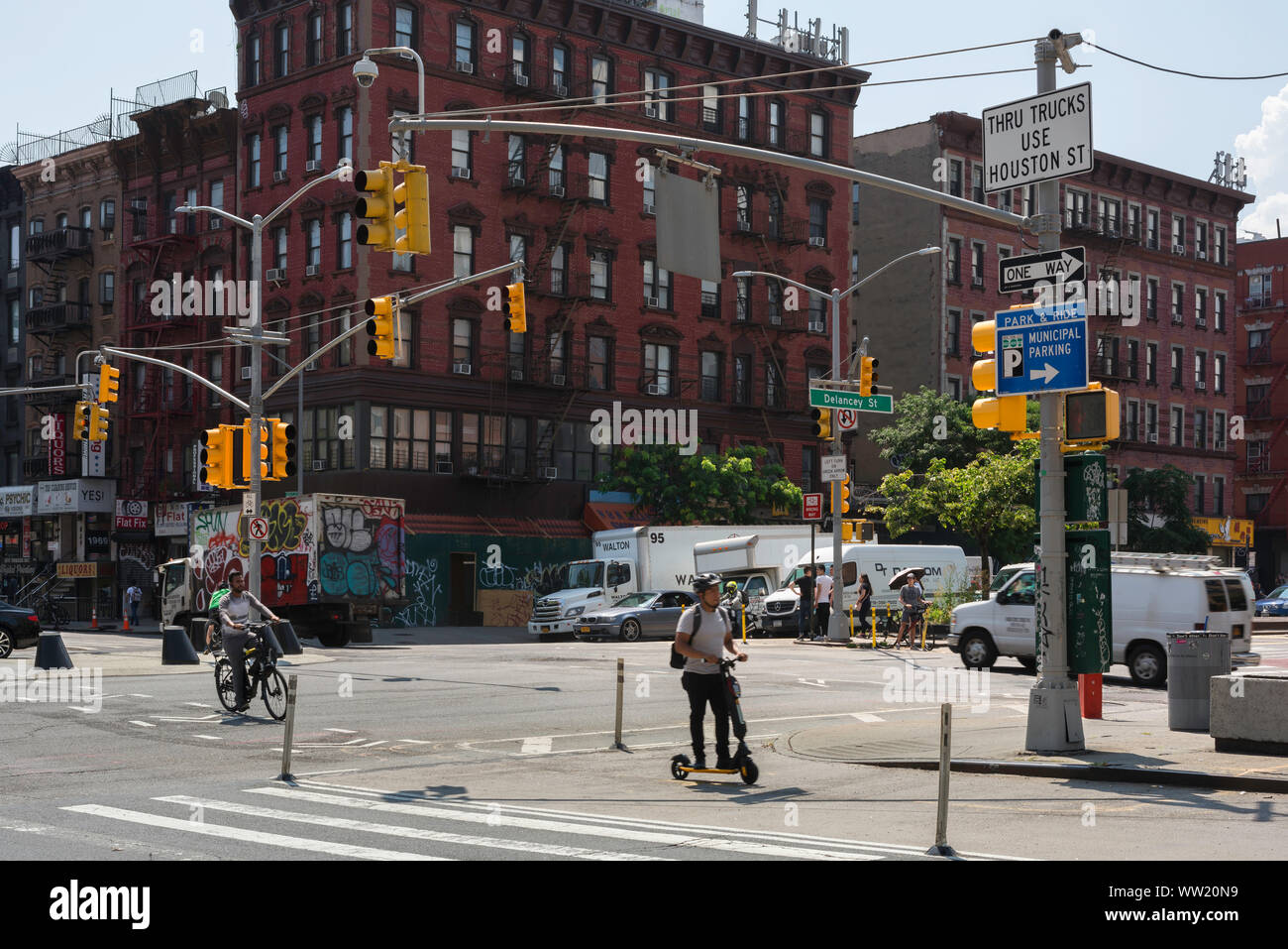 Nueva York Street Scene, vista en el verano de gente cruzando Delancey Street en el Lower East Side de Manhattan, Ciudad de Nueva York, EE.UU. Foto de stock