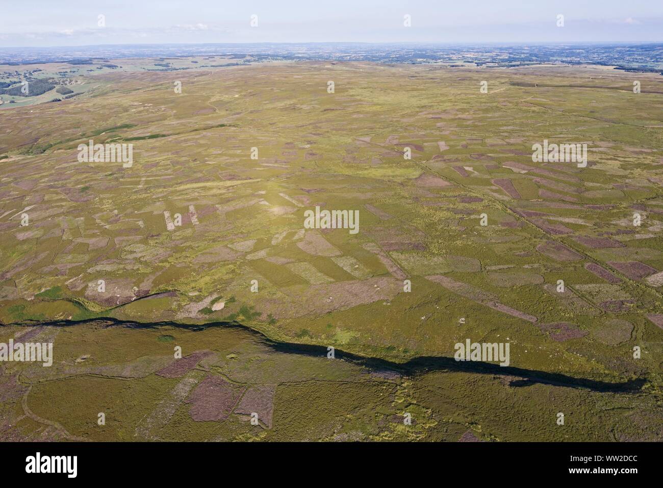 Arriba Swaledale Grinton Moor en Yorkshire Dales, Julio. Imagen aérea mostrando patchwork patrón donde moro ha sido quemados en rotación para maximizar ha. Foto de stock