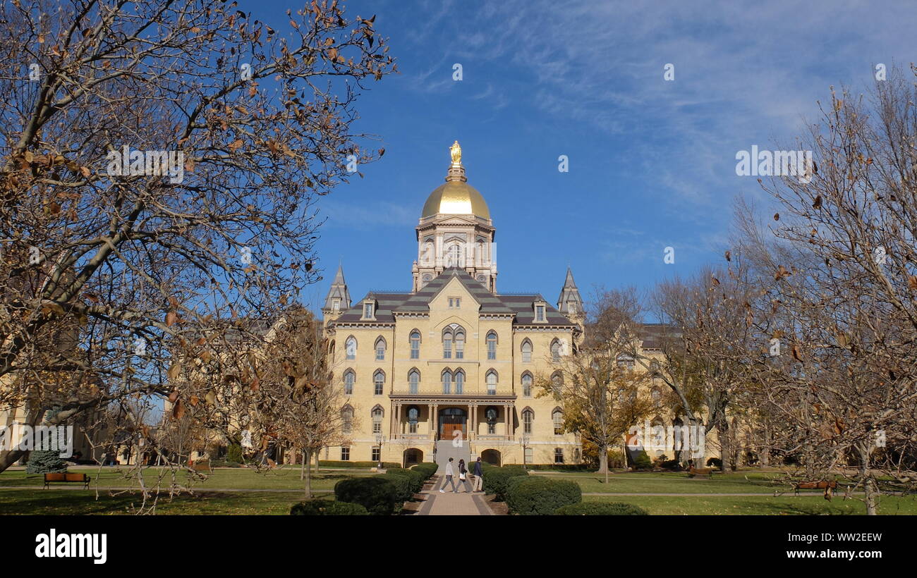 Edificio de cúpula dorada ,campus de Notre Dame Foto de stock